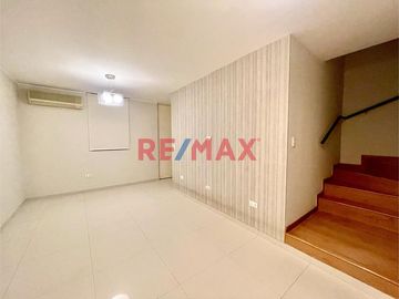 Vendo casa de 4 pisos: 5 dormitorios + 1 estacionamiento S/ 369,000 (negociable)

Ubicada en Condominio Nuestra Sra de La Paz, en Av Evitamiento cer