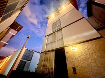 Vendo casa de 4 pisos: 5 dormitorios + 1 estacionamiento S/ 369,000 (negociable)

Ubicada en Condominio Nuestra Sra de La Paz, en Av Evitamiento cer
