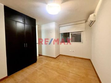 Vendo casa de 4 pisos: 5 dormitorios + 1 estacionamiento S/ 369,000 (negociable)

Ubicada en Condominio Nuestra Sra de La Paz, en Av Evitamiento cer