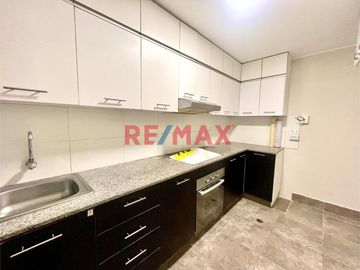 Vendo casa de 4 pisos: 5 dormitorios + 1 estacionamiento S/ 369,000 (negociable)

Ubicada en Condominio Nuestra Sra de La Paz, en Av Evitamiento cer