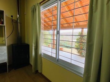 CASA DOS DORMITORIOS , MODERNA, PATIO GRANDE, PILETA