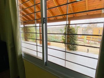 CASA DOS DORMITORIOS , MODERNA, PATIO GRANDE, PILETA