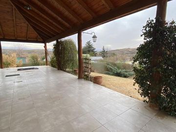 CASA DOS DORMITORIOS , MODERNA, PATIO GRANDE, PILETA