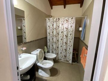CASA DOS DORMITORIOS , MODERNA, PATIO GRANDE, PILETA