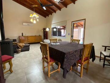 CASA DOS DORMITORIOS , MODERNA, PATIO GRANDE, PILETA