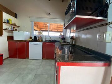 CASA DOS DORMITORIOS , MODERNA, PATIO GRANDE, PILETA