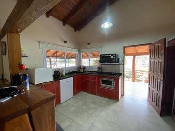CASA DOS DORMITORIOS , MODERNA, PATIO GRANDE, PILETA