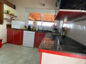 CASA DOS DORMITORIOS , MODERNA, PATIO GRANDE, PILETA