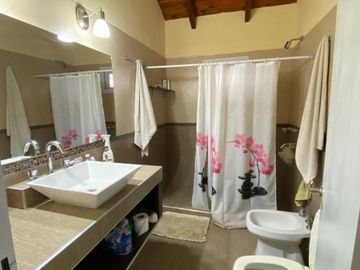 CASA DOS DORMITORIOS , MODERNA, PATIO GRANDE, PILETA