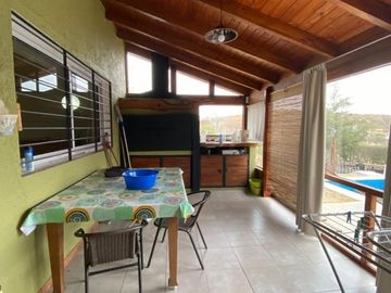 CASA DOS DORMITORIOS , MODERNA, PATIO GRANDE, PILETA