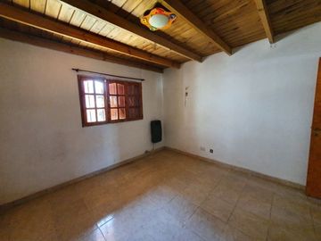 LATORRE PROP. VENDE  2 CHALET  SOBRE MISMO LOTE DE 3 AMB + Y DE 2 AMB