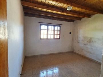 LATORRE PROP. VENDE  2 CHALET  SOBRE MISMO LOTE DE 3 AMB + Y DE 2 AMB