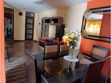 ¿Buscas un hogar espacioso, bien ubicado y lleno de luz natural?
 ¡Esta propiedad de tres pisos en la Urb. San Francisco, Huanchaco, ¡es para ti!