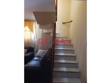 ¿Buscas un hogar espacioso, bien ubicado y lleno de luz natural?
 ¡Esta propiedad de tres pisos en la Urb. San Francisco, Huanchaco, ¡es para ti!