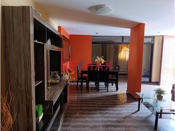 ¿Buscas un hogar espacioso, bien ubicado y lleno de luz natural?
 ¡Esta propiedad de tres pisos en la Urb. San Francisco, Huanchaco, ¡es para ti!