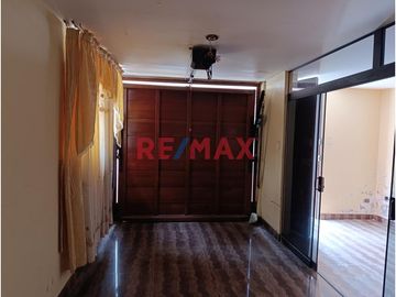 ¿Buscas un hogar espacioso, bien ubicado y lleno de luz natural?
 ¡Esta propiedad de tres pisos en la Urb. San Francisco, Huanchaco, ¡es para ti!