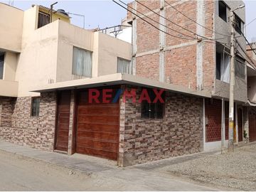 ¿Buscas un hogar espacioso, bien ubicado y lleno de luz natural?
 ¡Esta propiedad de tres pisos en la Urb. San Francisco, Huanchaco, ¡es para ti!
