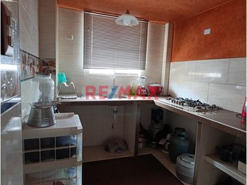 ¿Buscas un hogar espacioso, bien ubicado y lleno de luz natural?
 ¡Esta propiedad de tres pisos en la Urb. San Francisco, Huanchaco, ¡es para ti!