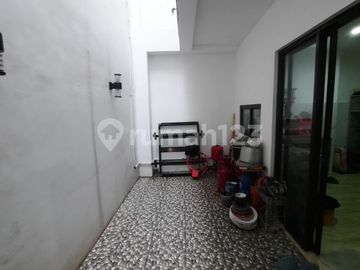 Rumah Bagus 3 Lantai Siap Huni Ada Rooftop di Meruya, Jakarta Barat