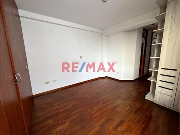 Venta de Departamento vista a la calle mas Cochera Independiente! en Urb. Las Quintanas rodeado de lindos parques!
Ubicado en zona céntrica cerca de