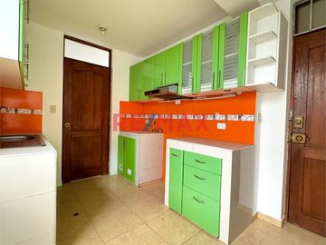 Venta de Departamento vista a la calle mas Cochera Independiente! en Urb. Las Quintanas rodeado de lindos parques!
Ubicado en zona céntrica cerca de