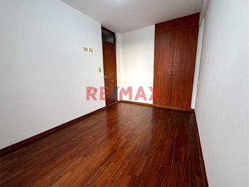 Venta de Departamento vista a la calle mas Cochera Independiente! en Urb. Las Quintanas rodeado de lindos parques!
Ubicado en zona céntrica cerca de