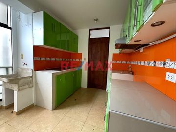 Venta de Departamento vista a la calle mas Cochera Independiente! en Urb. Las Quintanas rodeado de lindos parques!
Ubicado en zona céntrica cerca de