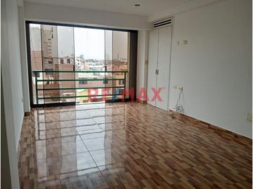 Venta de Departamento vista a la calle mas Cochera Independiente! en Urb. Las Quintanas rodeado de lindos parques!
Ubicado en zona céntrica cerca de