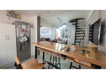 PH DE 5 AMBIENTES EN BARRIO LAS AVENIDAS