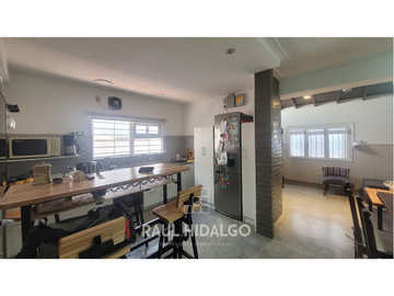PH DE 5 AMBIENTES EN BARRIO LAS AVENIDAS