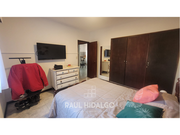 PH DE 5 AMBIENTES EN BARRIO LAS AVENIDAS