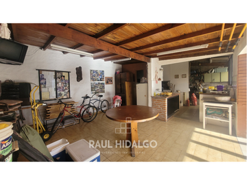 PH DE 5 AMBIENTES EN BARRIO LAS AVENIDAS