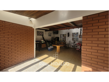 PH DE 5 AMBIENTES EN BARRIO LAS AVENIDAS