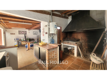 PH DE 5 AMBIENTES EN BARRIO LAS AVENIDAS