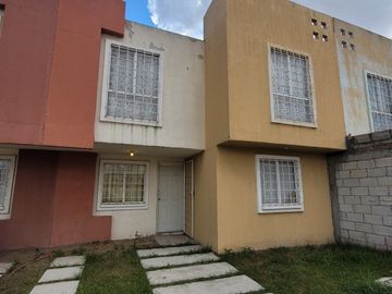 Casa de 4 recamaras enfrente de Escuela