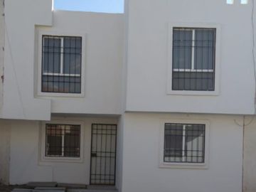 Casa de 4 recamaras enfrente de Escuela