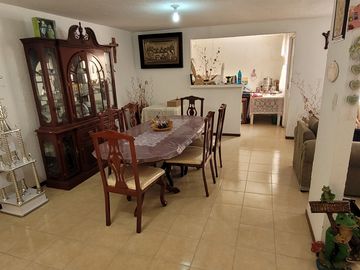Casa de 4 recamaras enfrente de Escuela