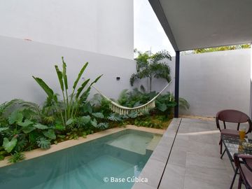 Venta de casa con 3 recámaras, piscina, y jardín en Rosamora