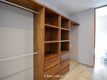 Venta de casa con 3 recámaras, piscina, y jardín en Rosamora