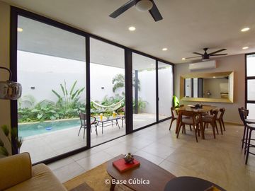 Venta de casa con 3 recámaras, piscina, y jardín en Rosamora