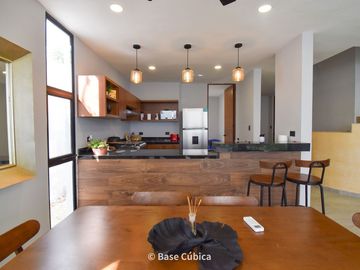 Venta de casa con 3 recámaras, piscina, y jardín en Rosamora