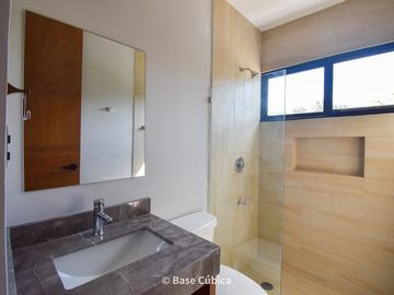 Venta de casa con 3 recámaras, piscina, y jardín en Rosamora