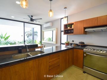 Venta de casa con 3 recámaras, piscina, y jardín en Rosamora