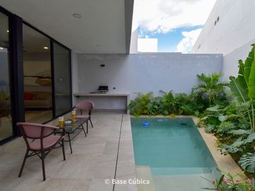 Venta de casa con 3 recámaras, piscina, y jardín en Rosamora