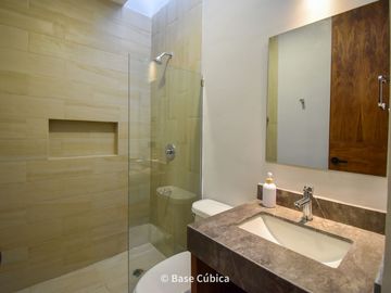 Venta de casa con 3 recámaras, piscina, y jardín en Rosamora