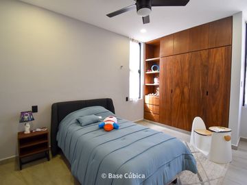 Venta de casa con 3 recámaras, piscina, y jardín en Rosamora