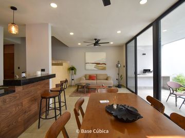 Venta de casa con 3 recámaras, piscina, y jardín en Rosamora