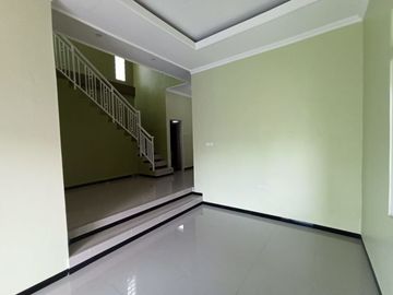RUMAH EKSLUSIF JOGJA UTARA HARGA MIRING 4 KAMAR TIDUR 2 KAMAR MANDI