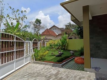 RUMAH EKSLUSIF JOGJA UTARA HARGA MIRING 4 KAMAR TIDUR 2 KAMAR MANDI