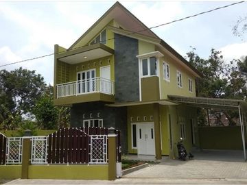 RUMAH EKSLUSIF JOGJA UTARA HARGA MIRING 4 KAMAR TIDUR 2 KAMAR MANDI